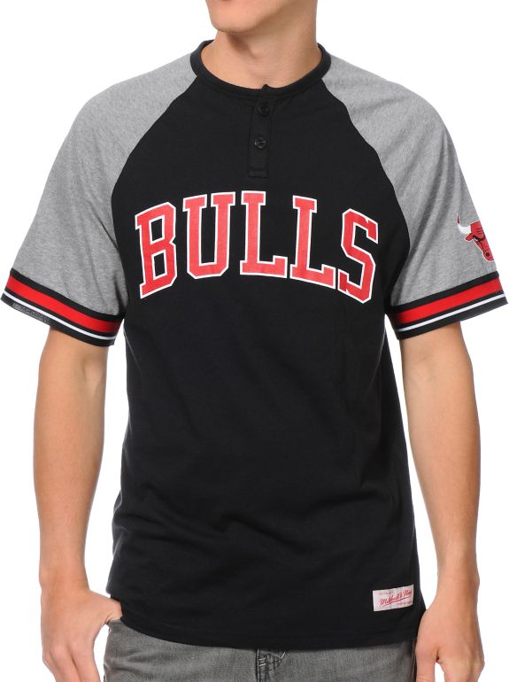 NBA Mitchell and Ness Chicago Bulls Travel Black & Grey Henley Tee Shirt