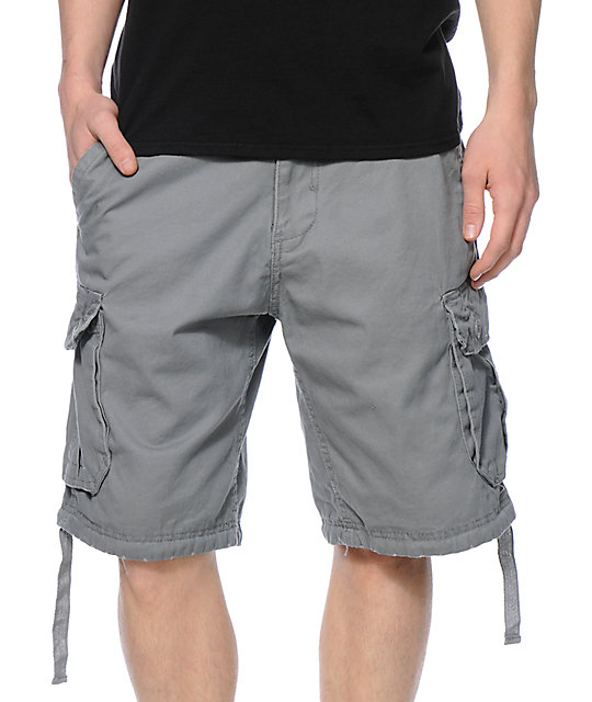 what color shirt goes with grey cargo shorts