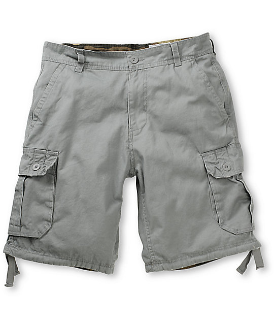 what color shirt goes with grey cargo shorts