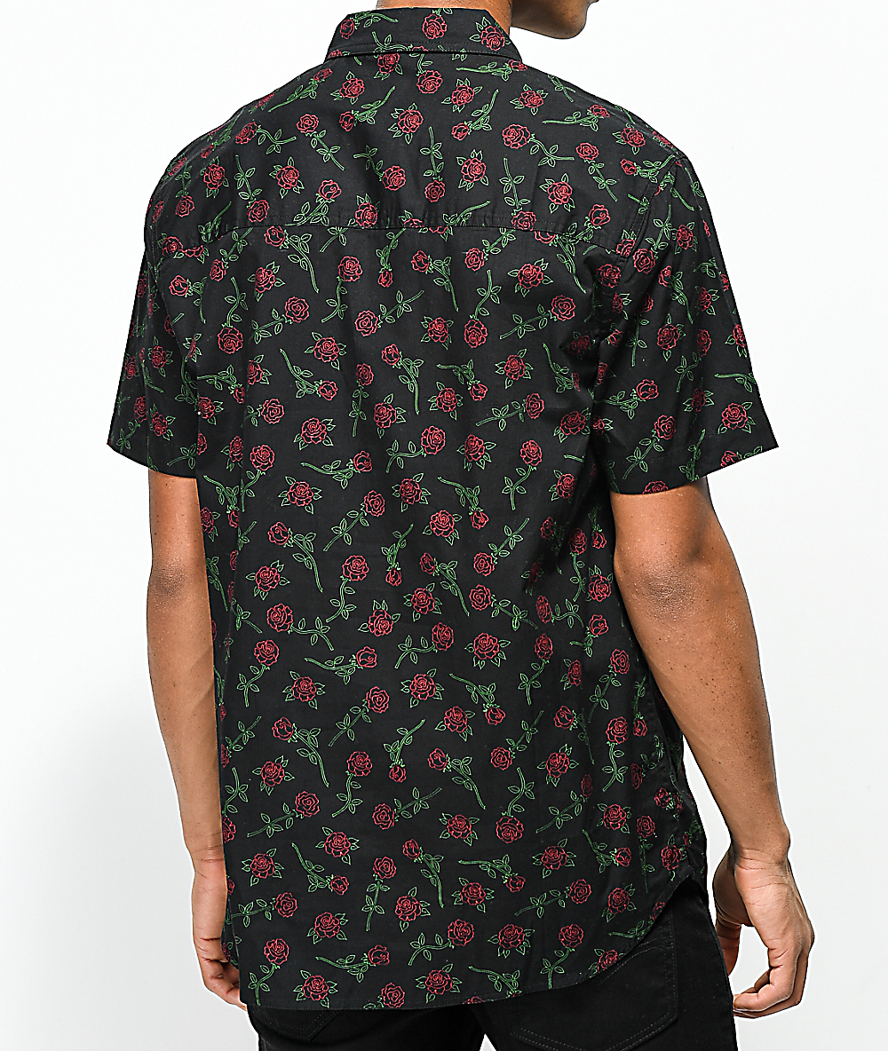 camisa negra con flores rojas hombre