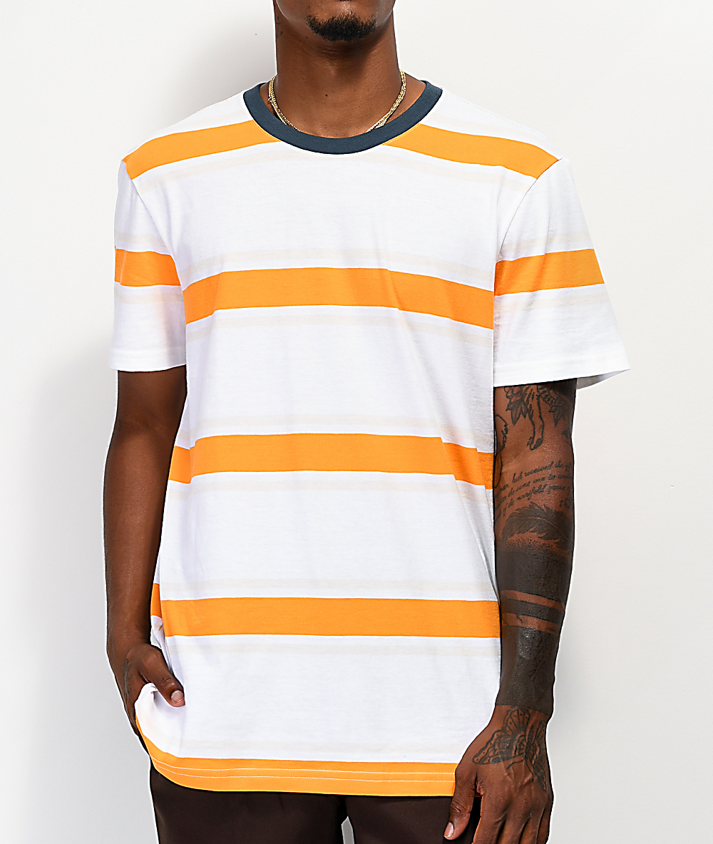 camiseta blanca y dorada