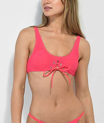 Damsel Diva Lace Up Mini Ruffle Bralette Parte superior de bikini rosa
