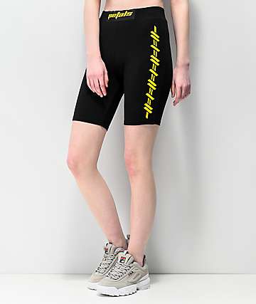 Petals by Petals and Peacocks Kindness shorts negros y amarillos