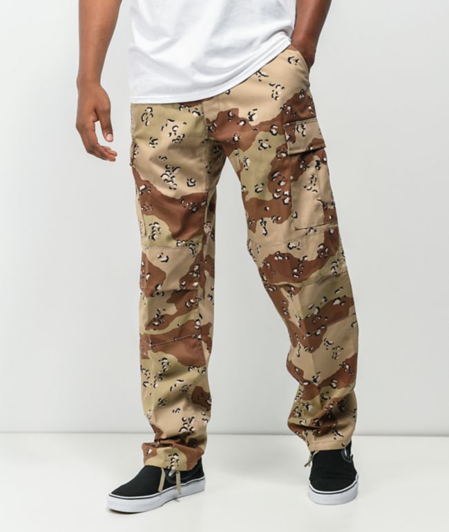 De Rothco vienen los pantalones cargo BDU en un color camuflaje desierto. Estos pantalones vienen en una construcción ligera de algodón y poliéster duradero, mientras que una serie de bolsillos proporcionan mucho espacio de almacenamiento para cualquie