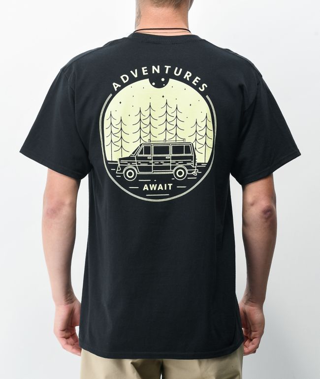 Dravus Adventures Await camiseta negra