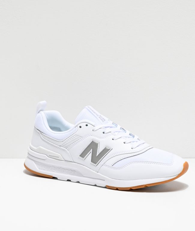 all white new balance tennis shoes