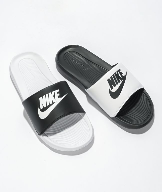 perro Itaca no pagado Nike Victori One Mismatch Black & White Slide Sandals