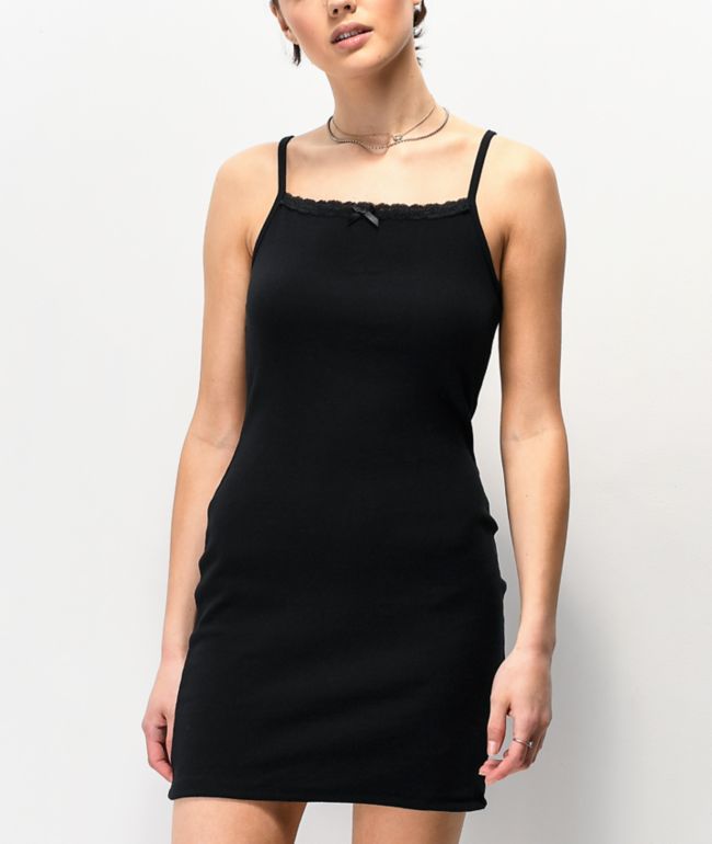 Vestido negro con tirantes