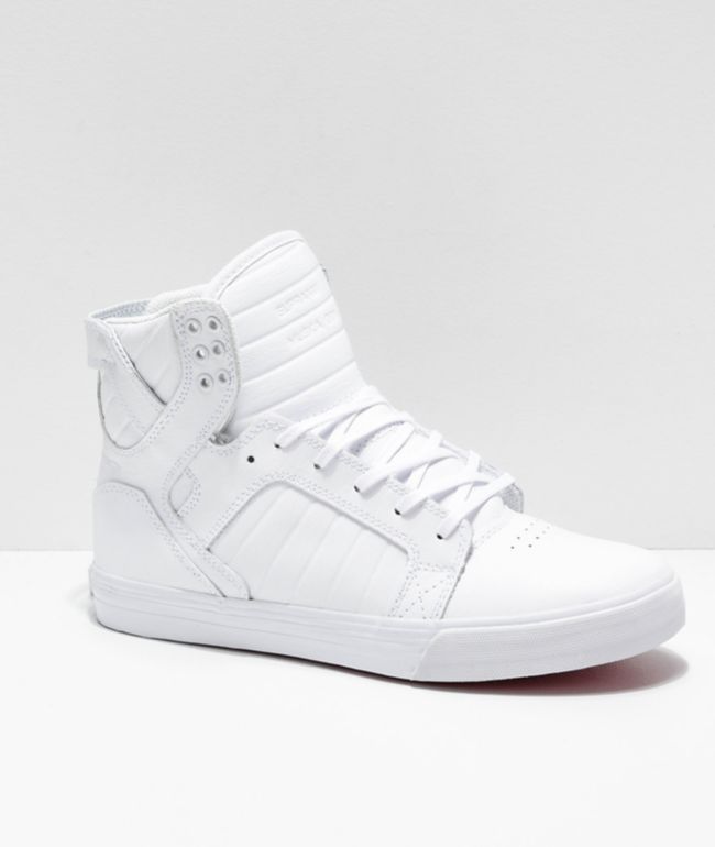 zapatos de skate blancos y rojos