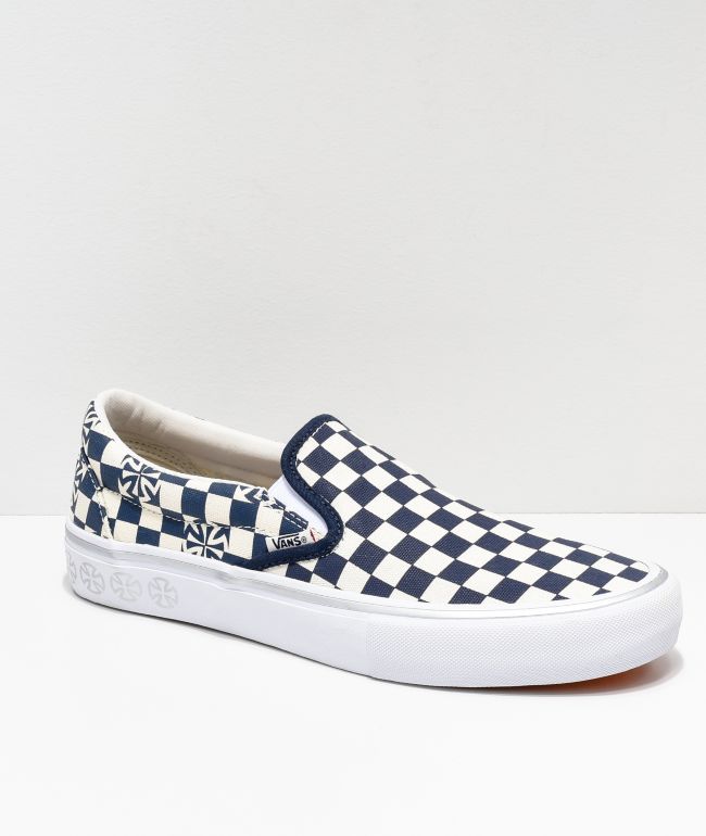 Vans x Independent Slip-On zapatos de skate de cuadros azules y blancos |  Zumiez