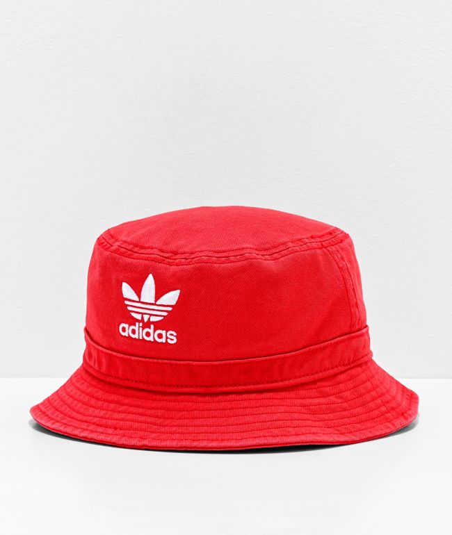 sombrero de cubo rojo