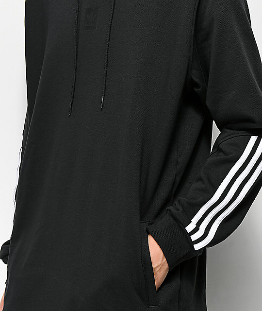 sudadera negra con capucha