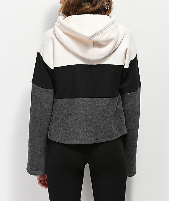 sudadera negra y blanca