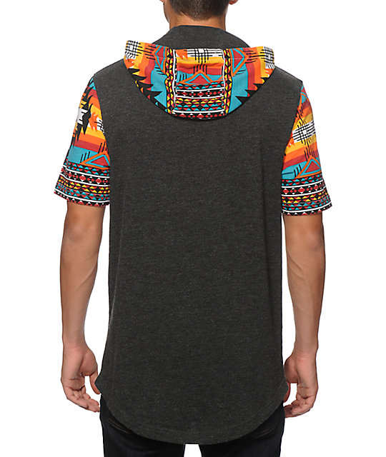 camiseta manga corta con capucha