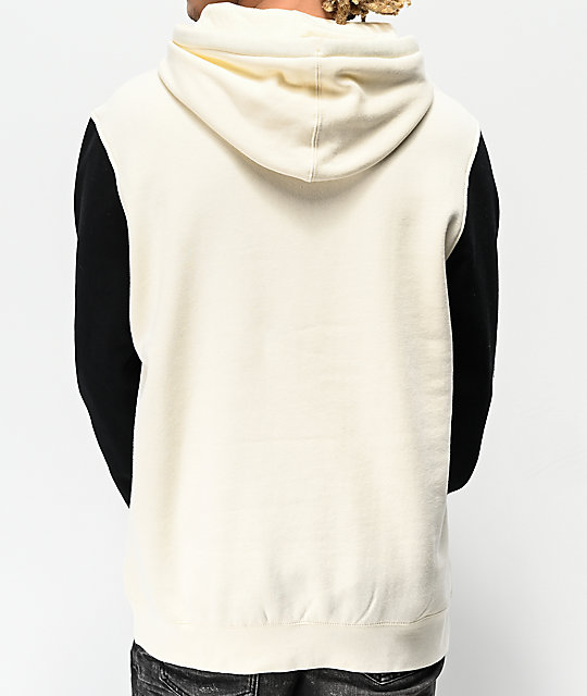 sudadera blanca y negra