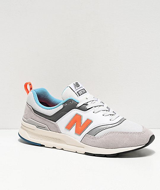 new balance grises y naranjas