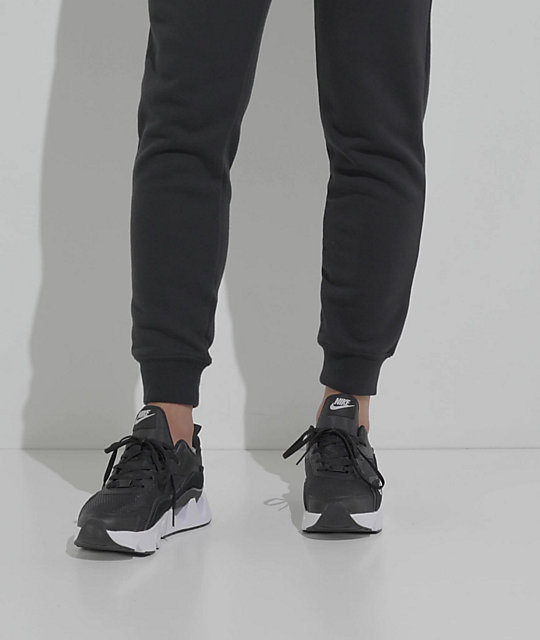 El calzado Nike 365 2 viene en un eleggamuza color blanco y negro. La exclusiva entresuela de la plataforma presenta un diseño recortado dejar de ser cómoda con su