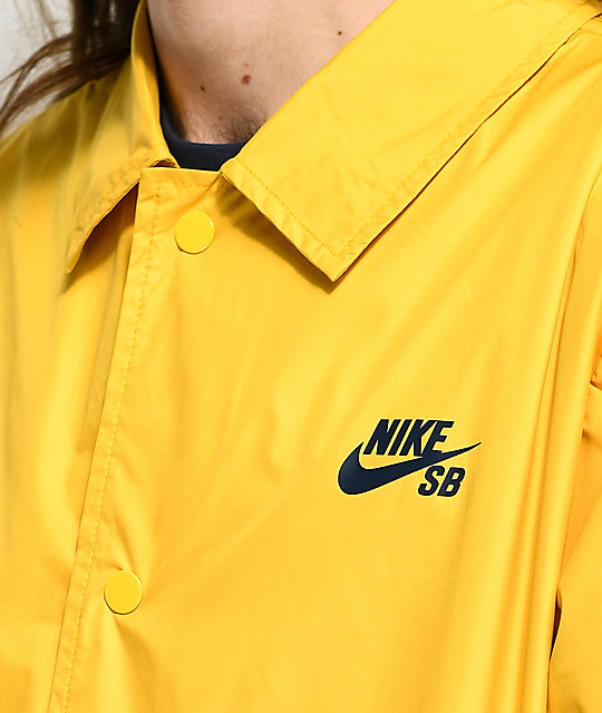 chaquetas nike dorados