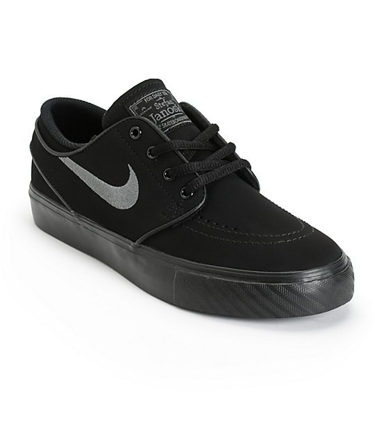 all black nike skate shoes