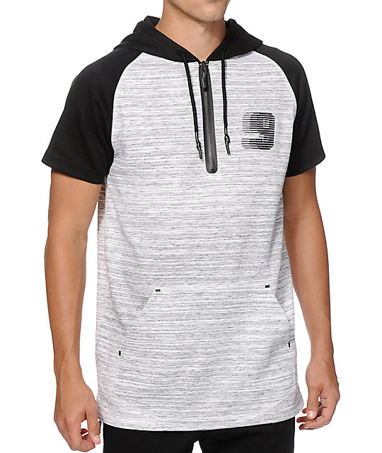 camiseta manga corta con capucha