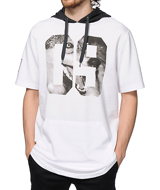 camiseta con capucha