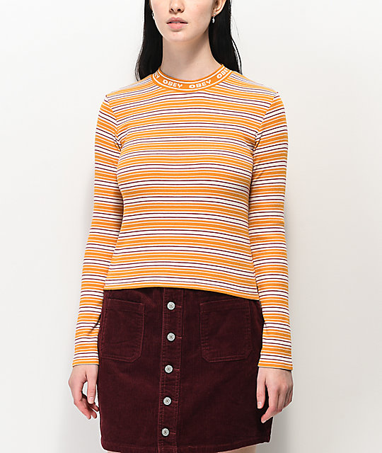 camiseta blanca con mangas rojas