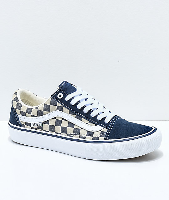 vans azules con cuadros