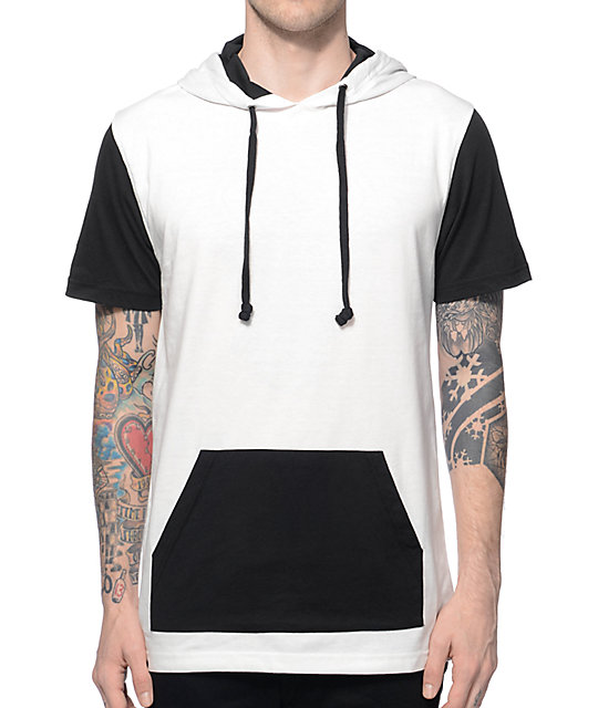 camiseta blanca y negra