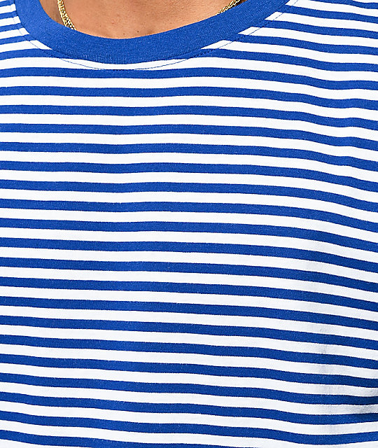 camiseta blanca con rayas azules