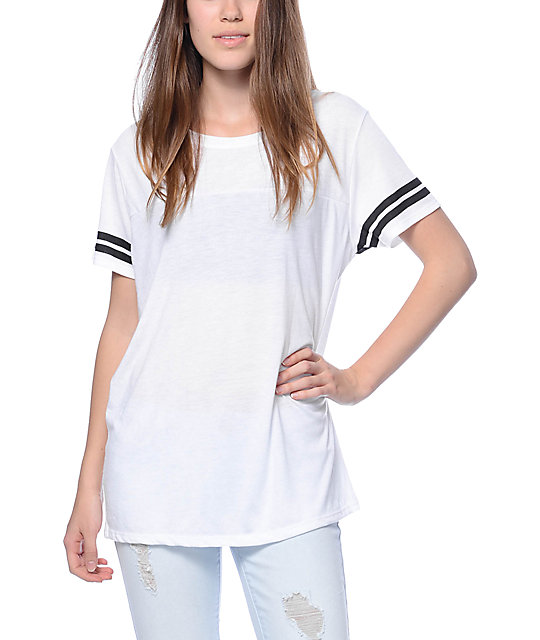 remera blanca con rayas negras