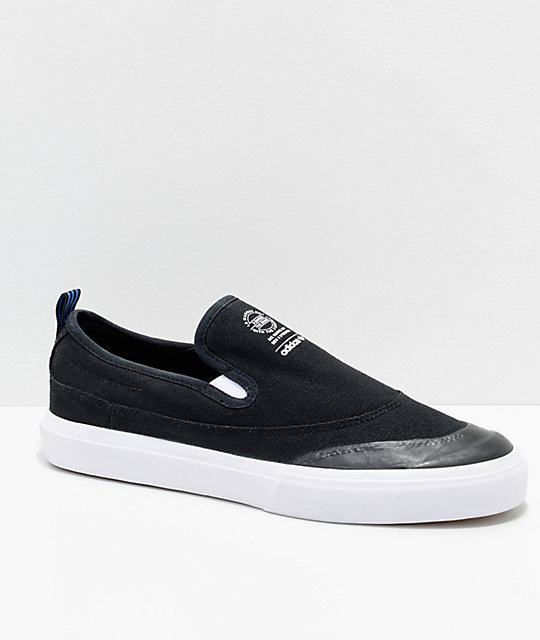 adidas Matchcourt zapatos Slip On en negro, blanco y azul | Zumiez