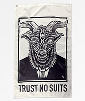 Lurking Class by Sketchy Tank Trust No Suits bandera blanca y negra