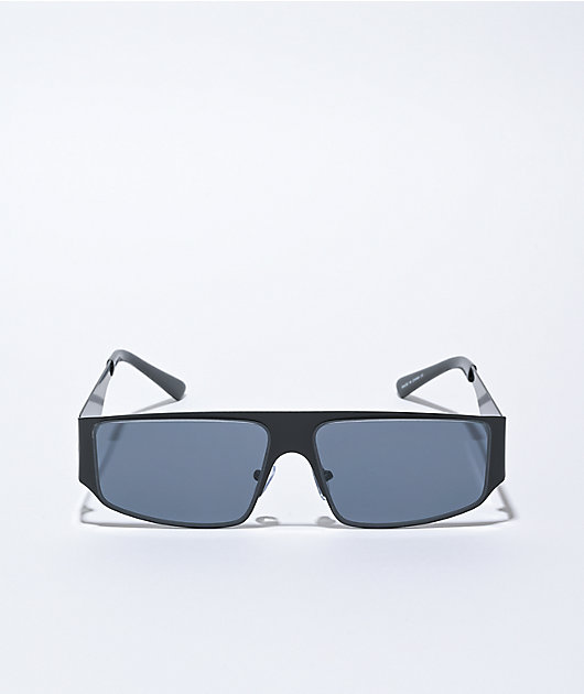 Ada gafas de sol negras 