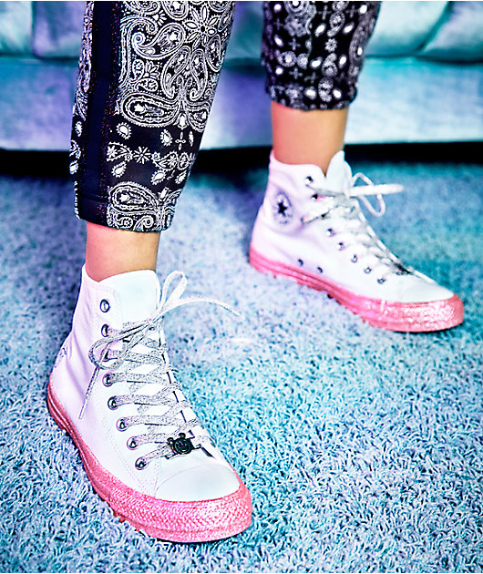 Converse x Miley Cyrus zapatos blancos y rosas brillantes de perfil alto |  Zumiez