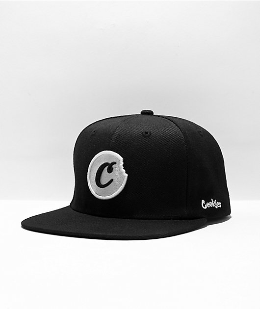 【Cookies】C-bite ロゴ刺繍 スナップバックキャップ Cookies C-Bite Black Snapback Hat | Zumiez