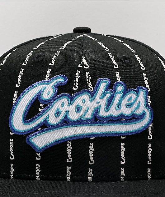 Cookies Puttin In work gorra negra con hebilla trasera