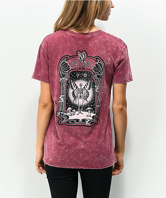 Empyre Laynie Butterfly Skeleton camiseta roja con lavado mineral