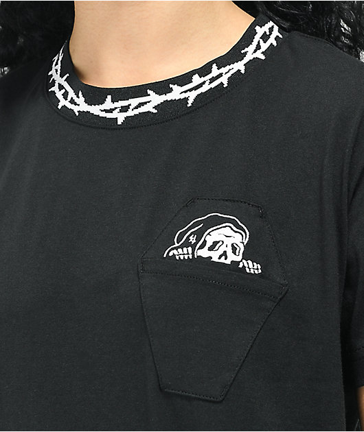 Lurking Class por Sketchy Tank Barbed Coffin Camiseta negra con bolsillo