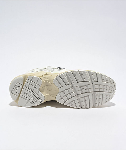 New Balance Lifestyle 725V1 Sea Salt, Phantom & Bone Shoes