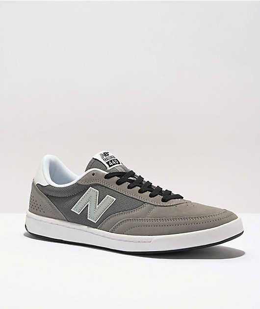 Asombrosamente leninismo micro New Balance Numeric x Challenger Brigade 440 zapatos de skate grises y  negros