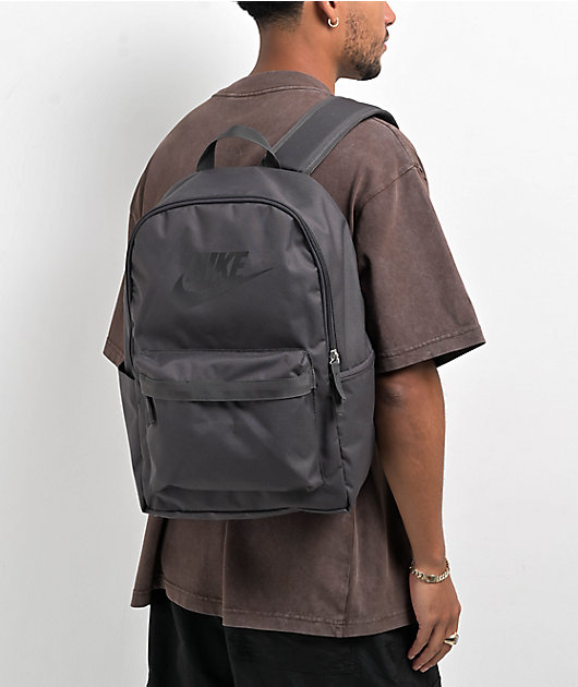 【メンズ・日本未入荷】NIKE Heritage Ash Black バックパック Nike Heritage Ash & Black Backpack | Zumiez