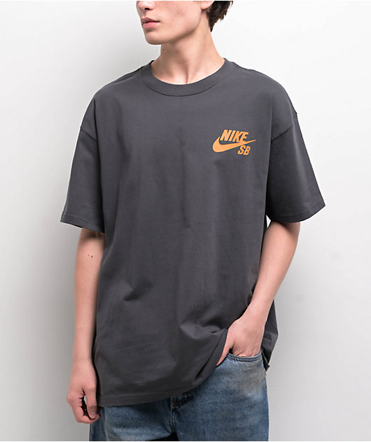 NIKE SB LOGO S/S TEE ナイキ スケートボーディング ロゴ Tシャツ DARK SMOKE GREY ブラック DC7817-070【追跡可能メール便・日時指定不可】 Nike SB Logo Dark Smoke Grey T-Shirt | Zumiez