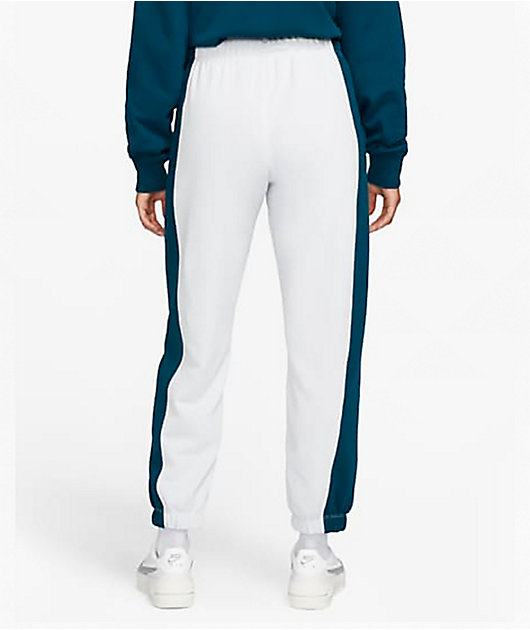marioneta explorar George Hanbury Nike Sportswear Team pantalones deportivos en azul y blanco