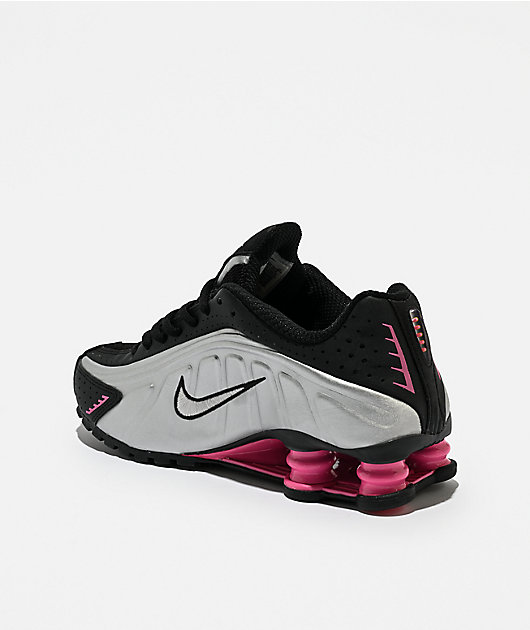 靴 Nike Women's Shox R4 Black/Whit Nike Women's Shox R4 Metallic Silver & Black Shoes | Zumiez