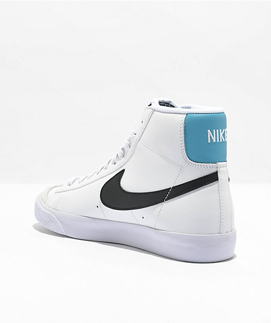solo Más Labor Nike para niños Blazer Mid '77 Zapatos de cuero blancos, negros y azules