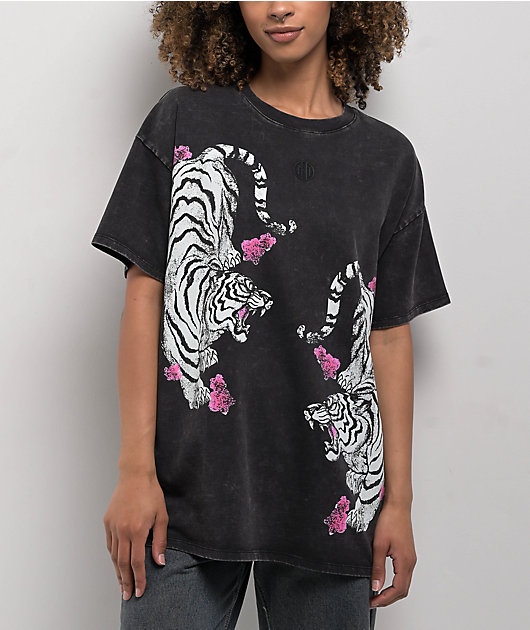 333k Tシャツ Ninth Hall Cherry Tiger Washed Black T-Shirt | Zumiez