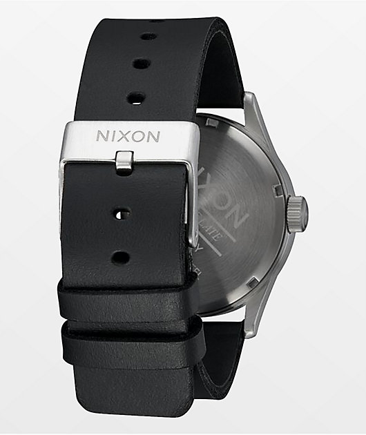 Nixon Sentry Reloj analógico plateado y negro en cuero