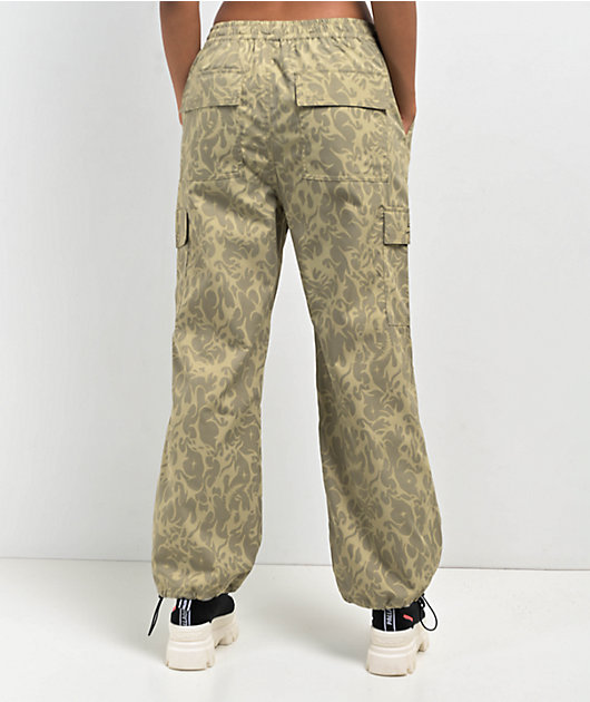 Yours Clothing CAMO PARACHUTE - Cargo trousers - green - Zalando.de
