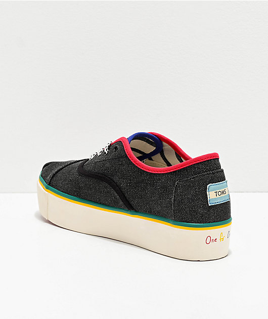 TOMS Cordones zapatos y multicolor de plataforma