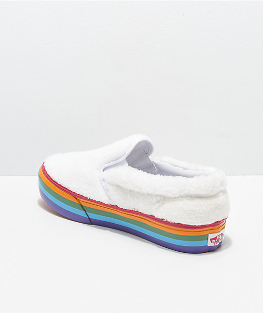 zapatos de de sherpa con plataforma arcoíris
